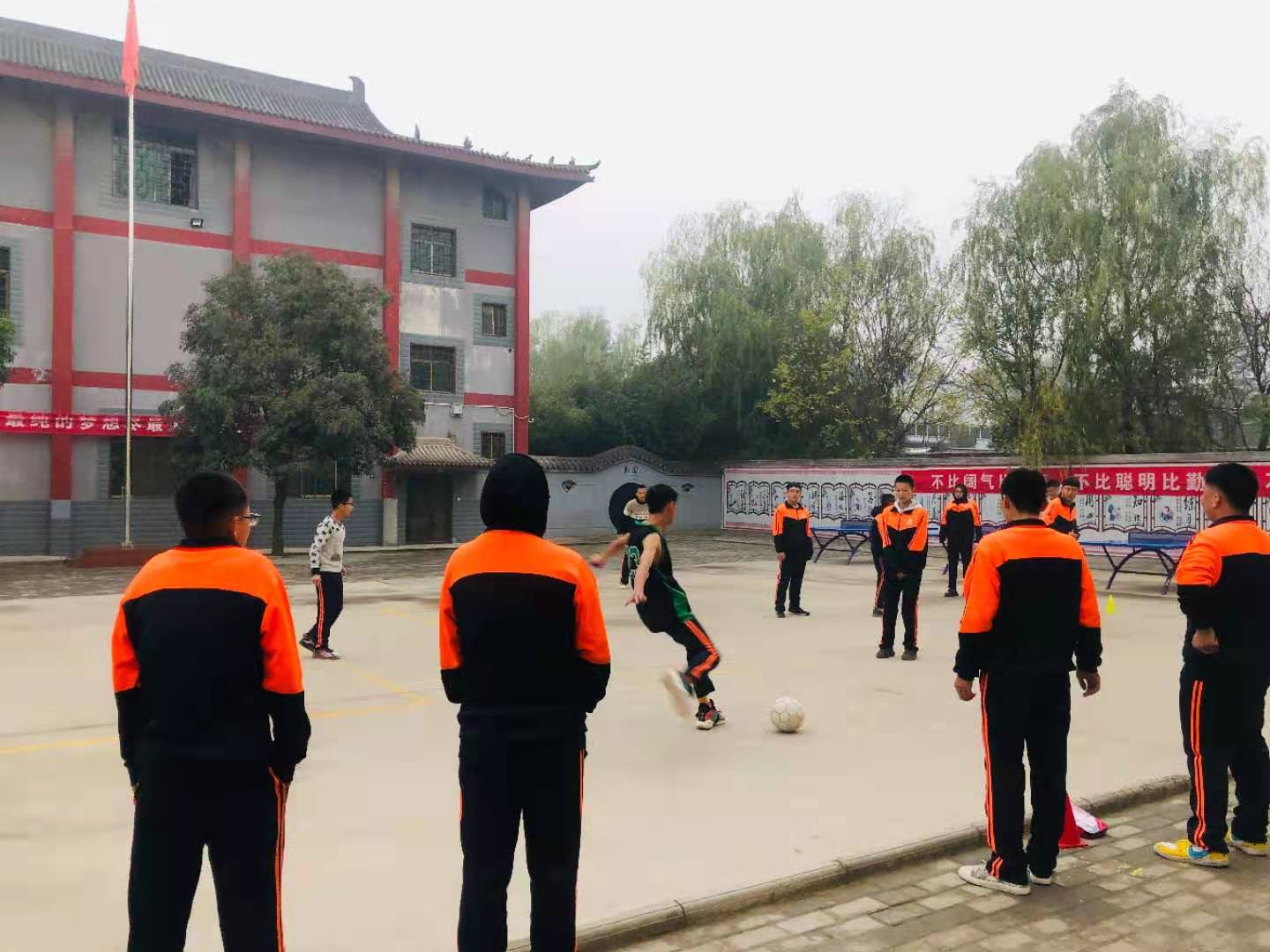 管教孩子不听话寄宿教育咨询