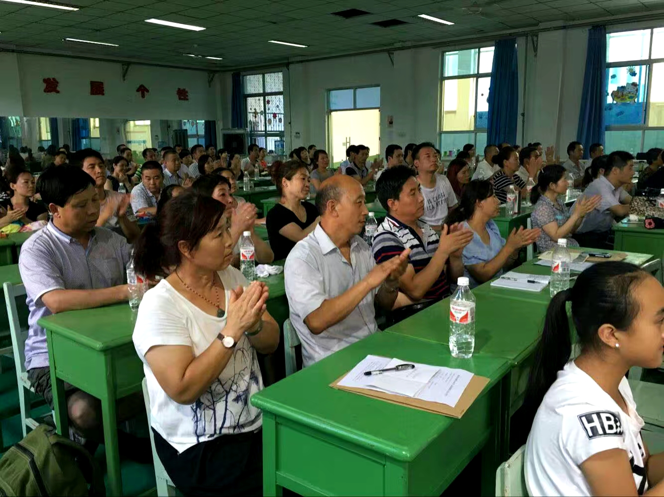中学生不爱上学怎么办 厌学的根源