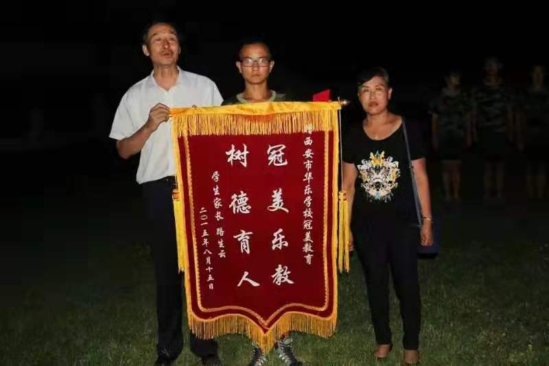 孩子爱玩手机怎么办 手机不离手 孩子沉迷手机怎么引导